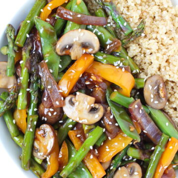 Bowl of quinoa vegetable stir fry with sesame seeds