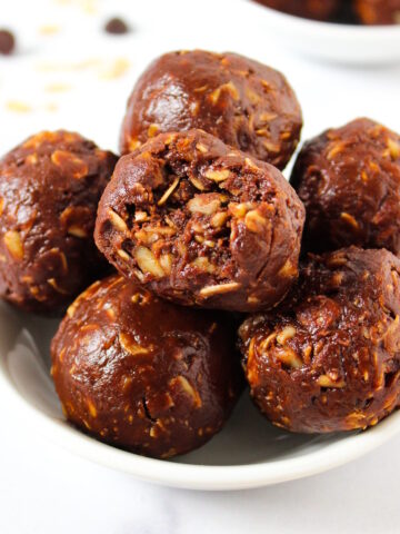 Chocolate oat balls cover photo