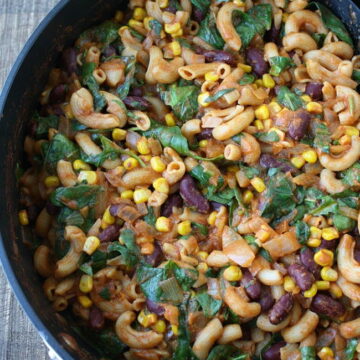 Cooked vegan chili mac in a pan