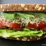 Vegan BLT smörgås med tempeh bacon, sallad, tomat