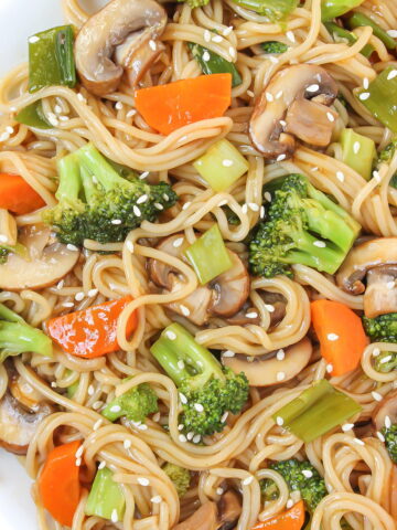 Vegan teriyaki noodles with vegetables